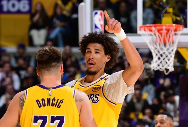 V体育-防守效率第1！湖人24岁中锋崛起轰19+10变冲冠利器