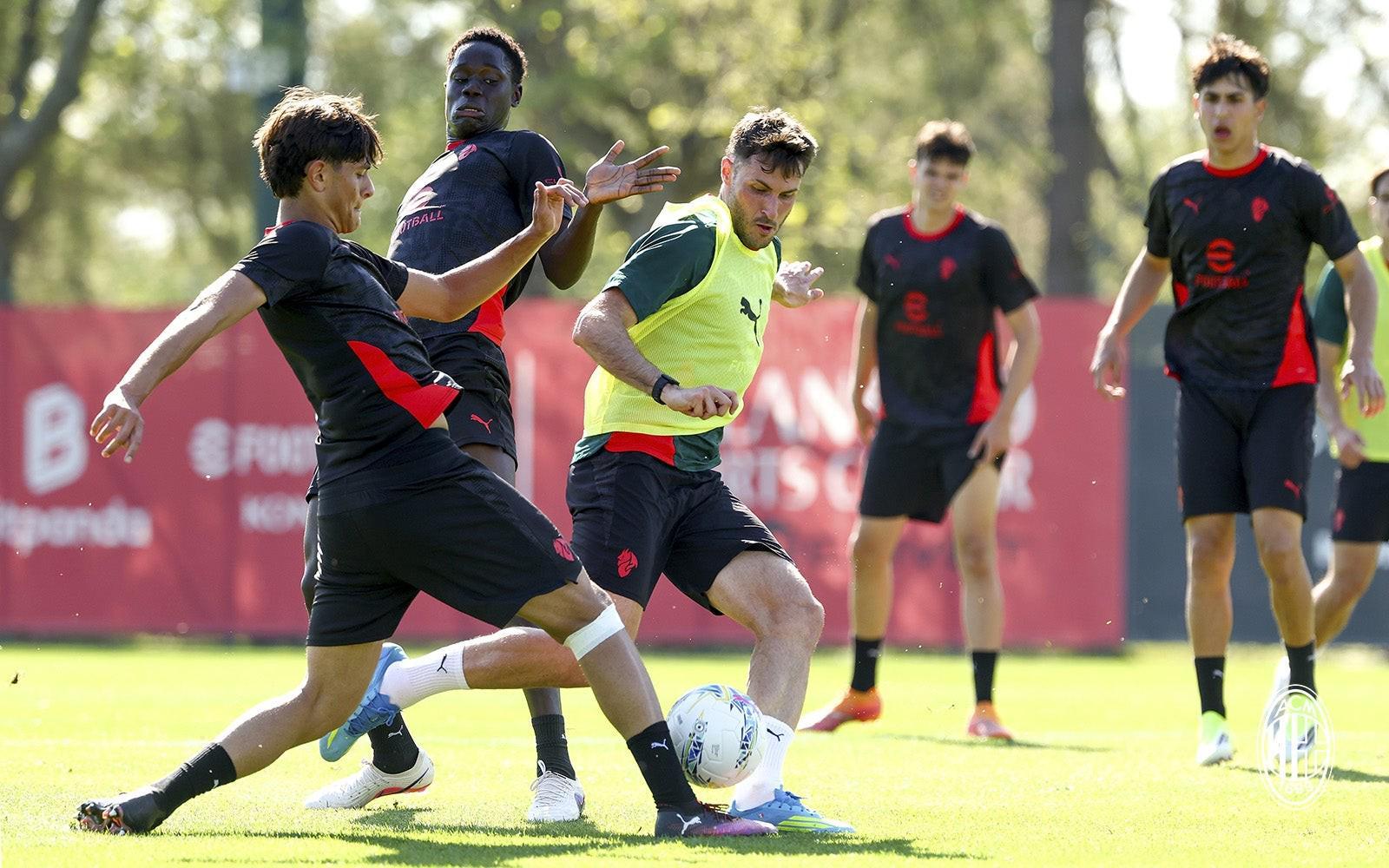 V体育-跟队记者：米兰部分球员和预备队进行了一场训练赛